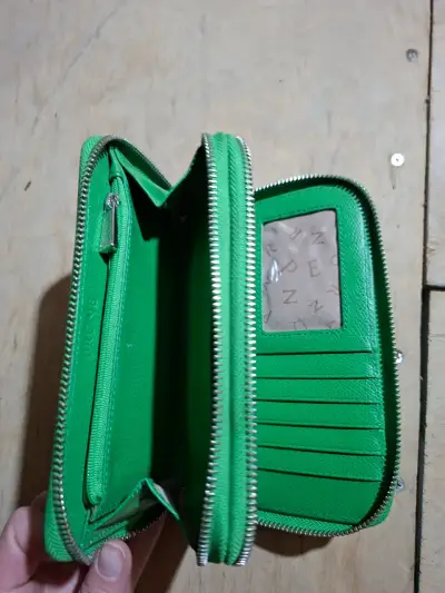 Billetera verde en buen estado - miniatura 3
