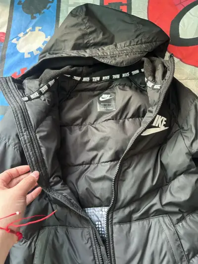 Chaqueta Nike negra con capucha - miniatura 2