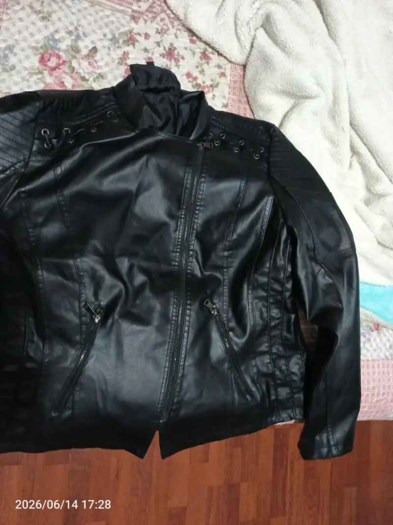Chaqueta negra de cuero sintético - 1
