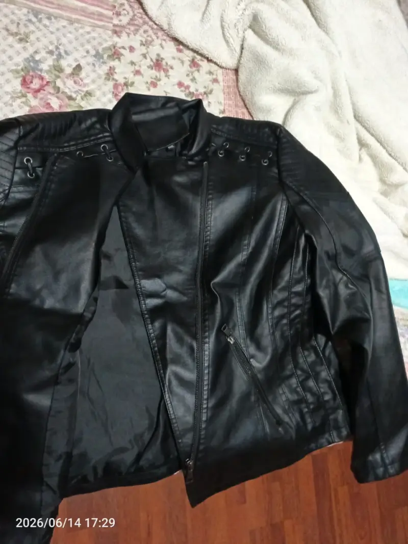 Chaqueta negra de cuero sintético - 3