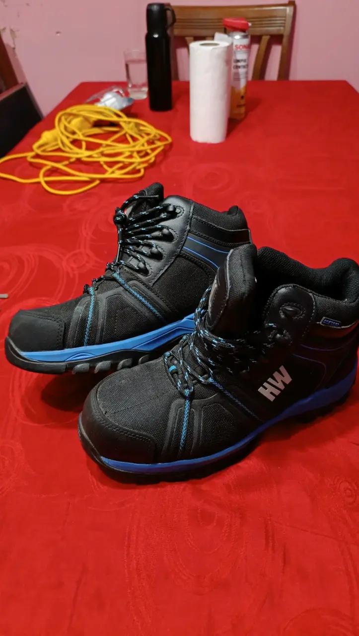 Botas negras con detalles azules - 1
