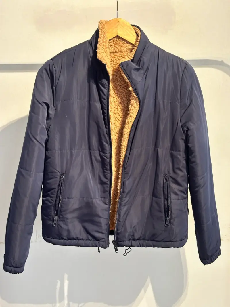Chaqueta acolchada azul con forro