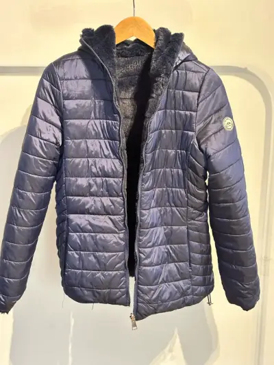Chaqueta acolchada azul con capucha - miniatura 1