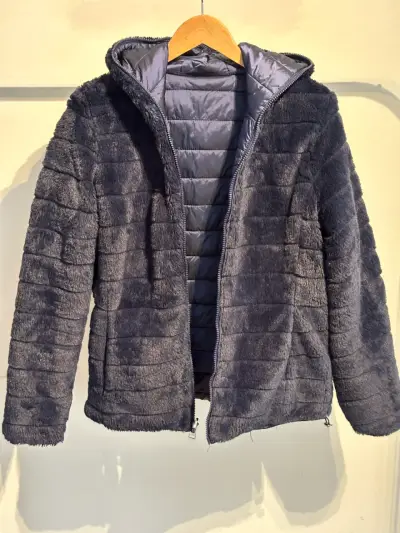 Chaqueta acolchada azul con capucha - miniatura 2