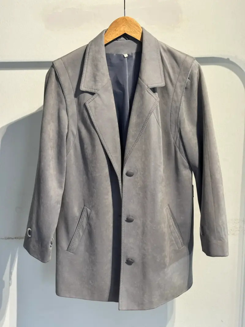 Abrigo gris estilo clásico