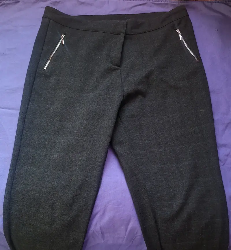 Pantalón negro con cremalleras - 1