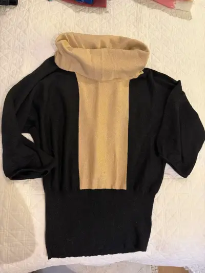 Sweater negro con cuello alto beige - miniatura 1