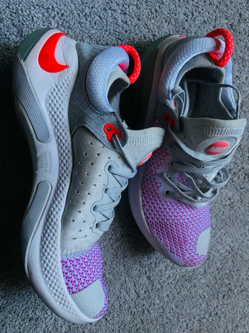 Zapatilla deportiva blanca y lila - 3