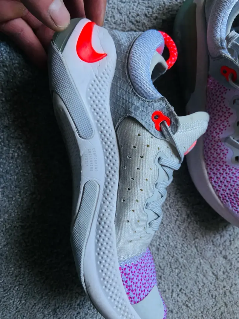 Zapatilla deportiva blanca y lila - 4