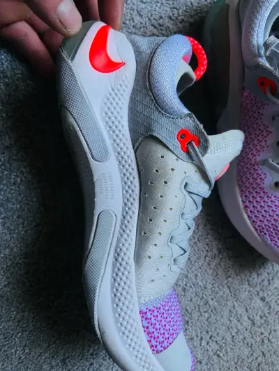 Zapatilla deportiva blanca y lila - miniatura 4