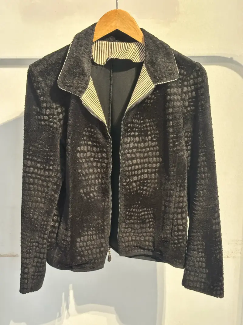 Chaqueta negra con textura