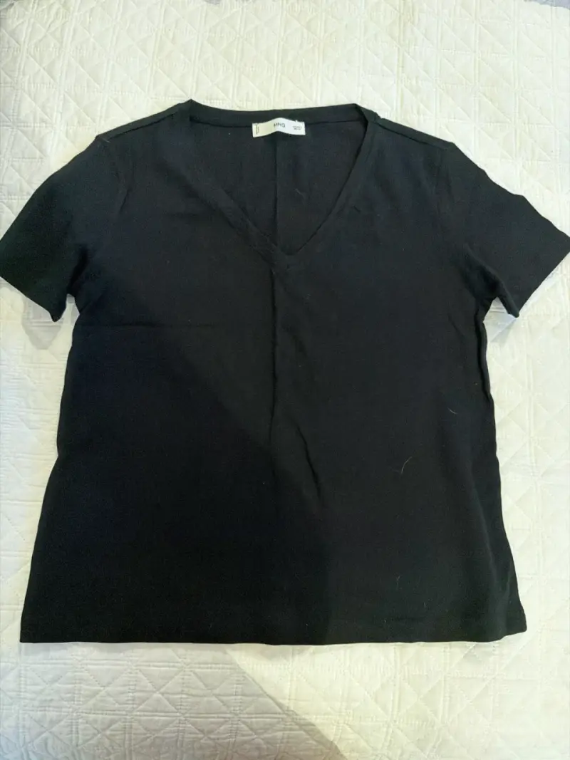 Polera negra cuello V - 1