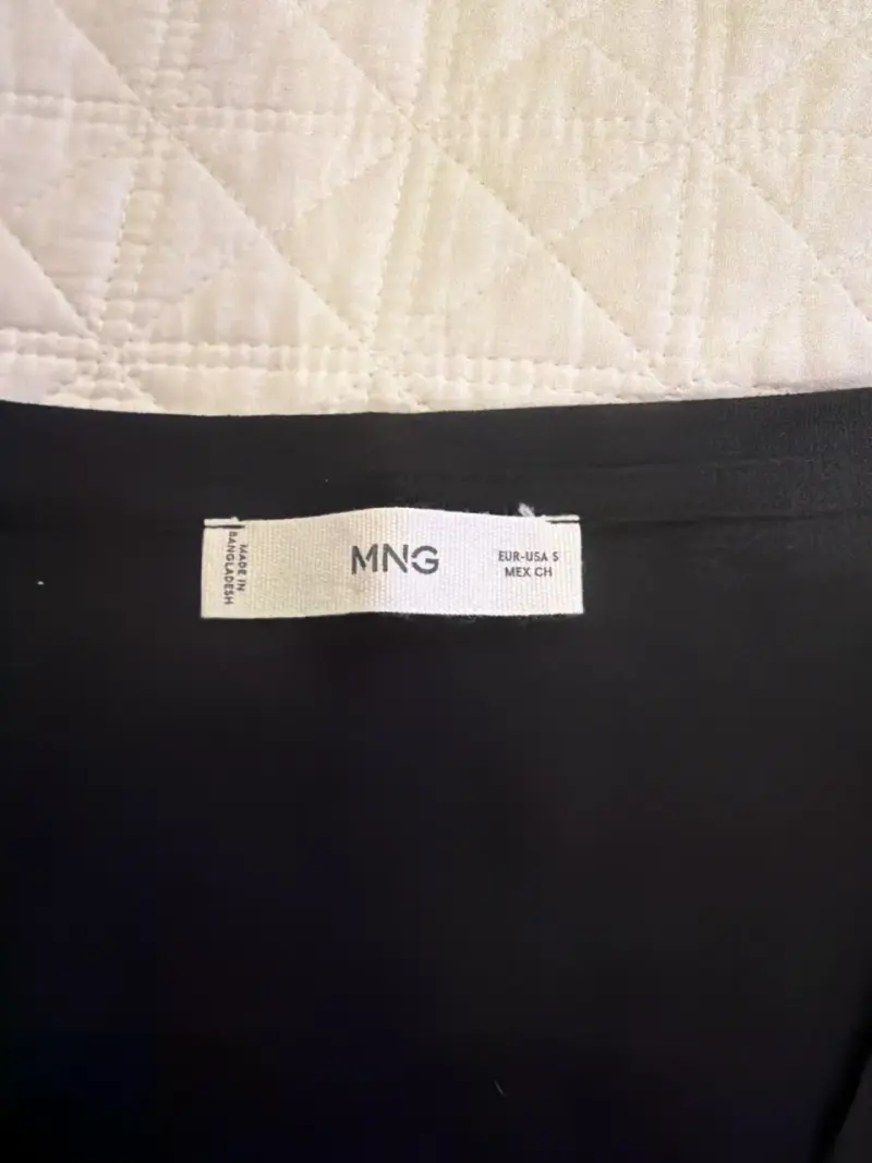 Polera negra cuello V - 2