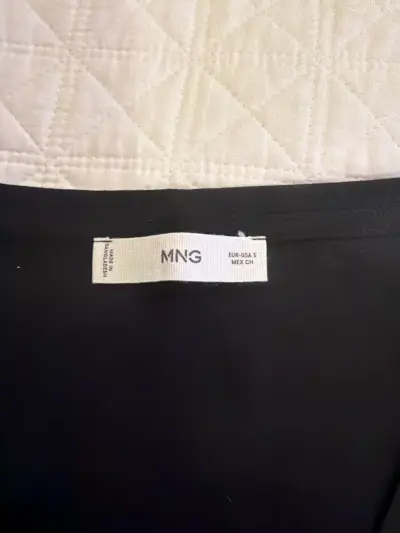 Polera negra cuello V - miniatura 2