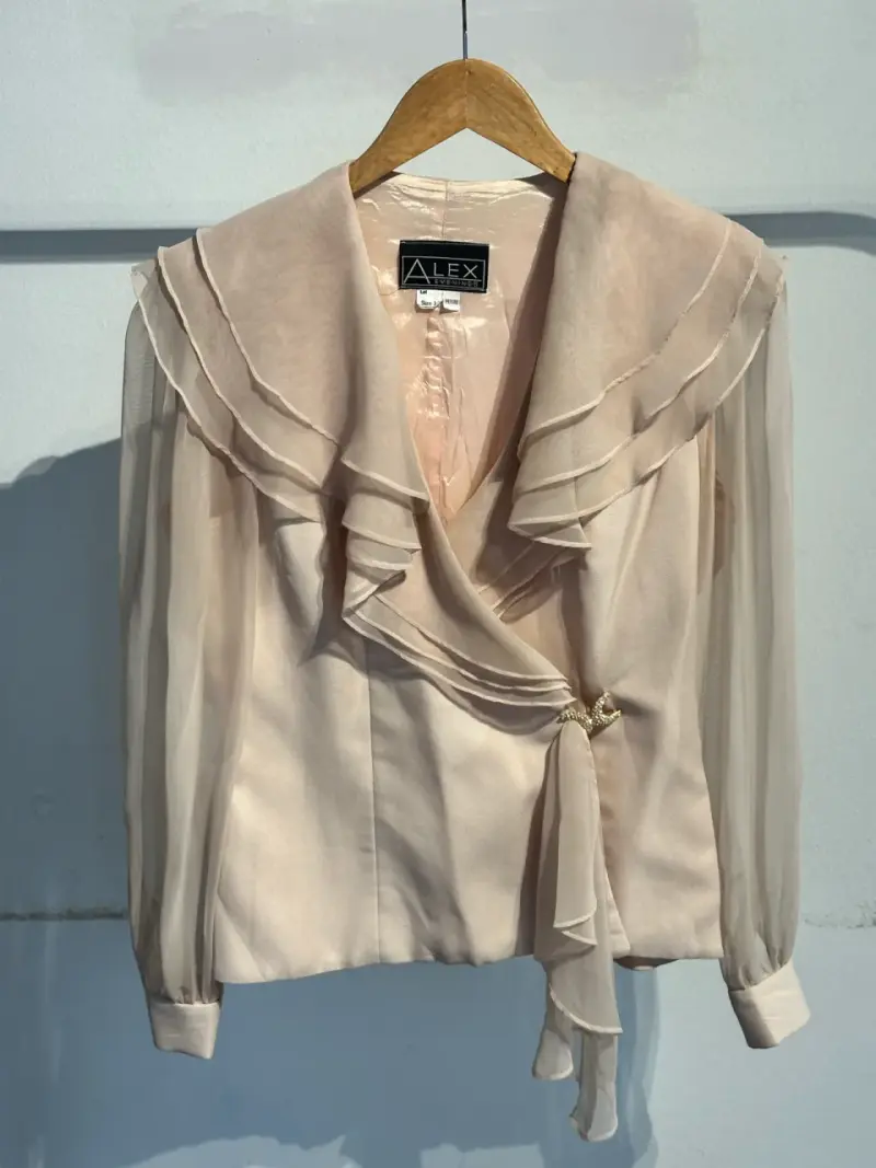 Blusa Alex Evenings beige con volantes