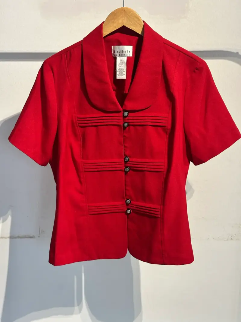 Blusa roja vintage con botones