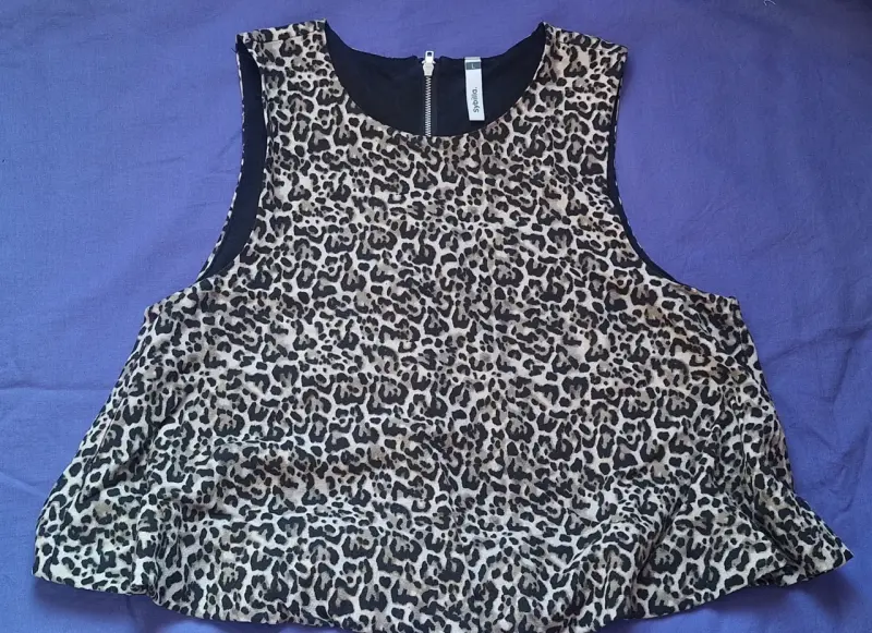 Blusa animal print sin mangas - 1