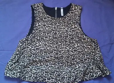 Blusa animal print sin mangas - miniatura 1