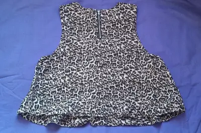 Blusa animal print sin mangas - miniatura 2