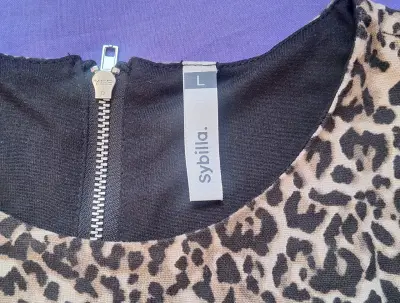 Blusa animal print sin mangas - miniatura 3