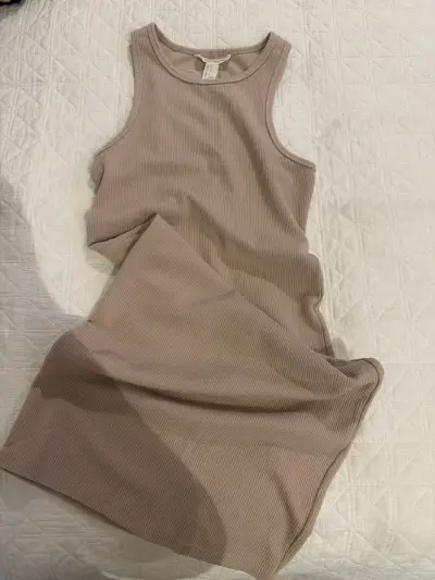 Vestido sin mangas beige ajustado - miniatura 1
