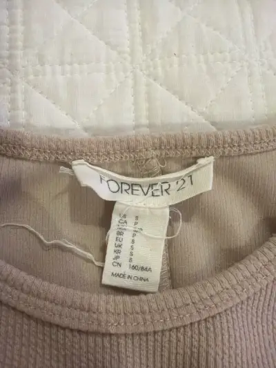 Vestido sin mangas beige ajustado - miniatura 2