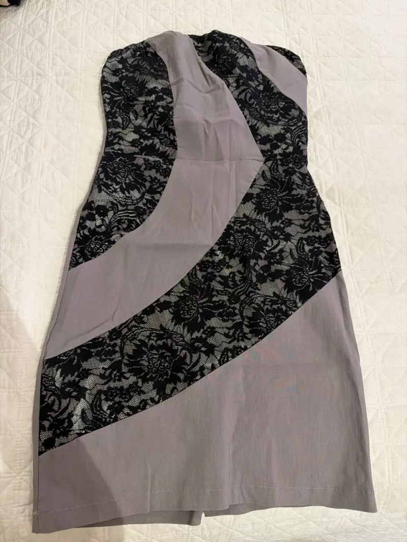 Vestido strapless gris y encaje - 1