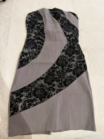 Vestido strapless gris y encaje - miniatura 1