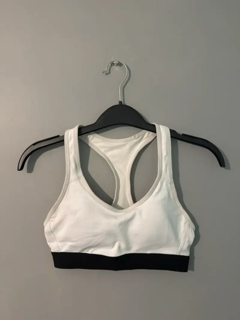 Top deportivo blanco y negro - 1