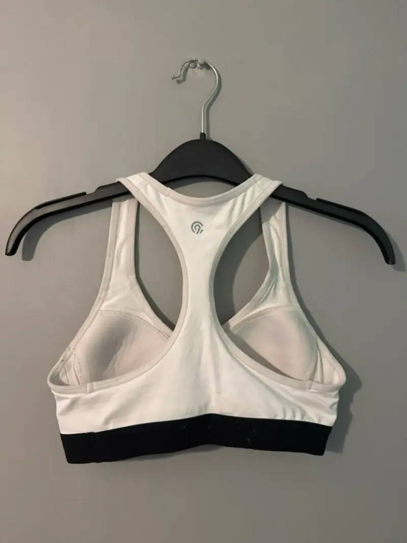 Top deportivo blanco y negro - 2