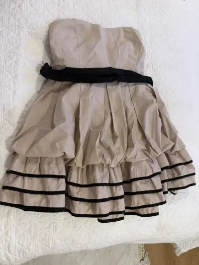 Vestido sin tirantes beige - miniatura 1