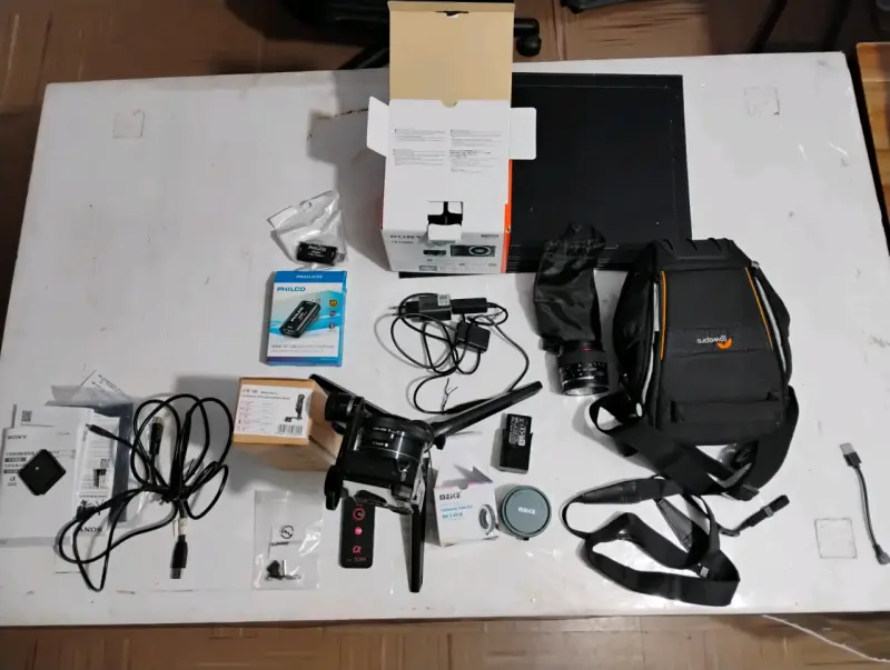 Cámara Sony ILCE-6000L con accesorios - 1