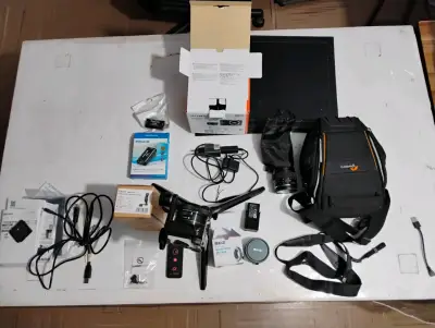 Cámara Sony ILCE-6000L con accesorios - miniatura 1