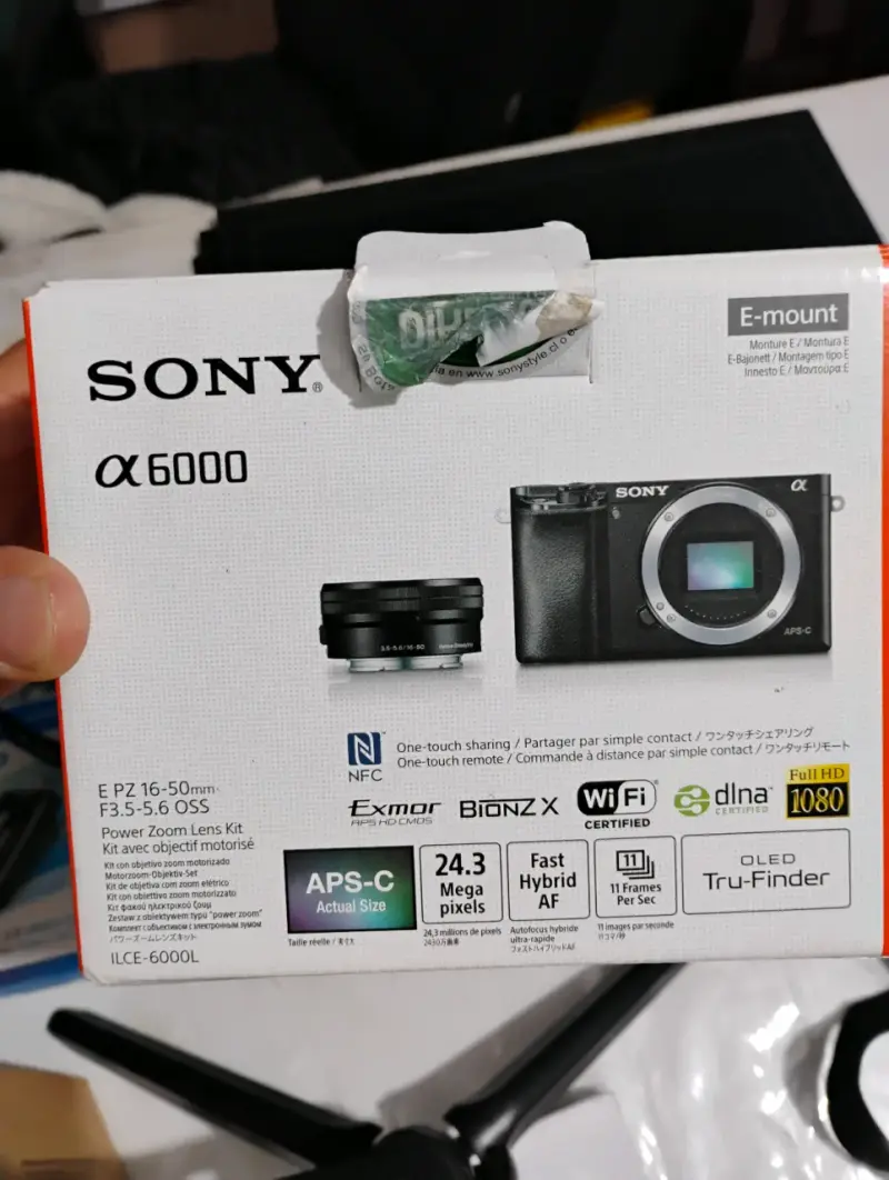 Cámara Sony ILCE-6000L con accesorios - 3