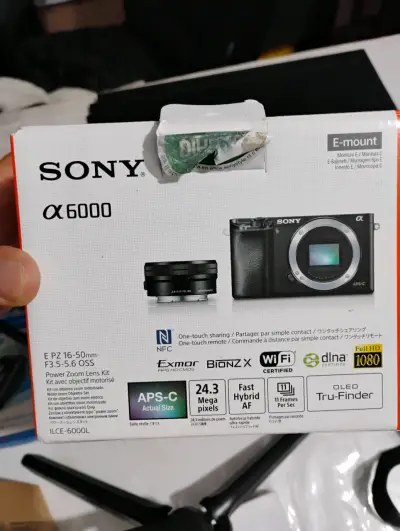 Cámara Sony ILCE-6000L con accesorios - miniatura 3