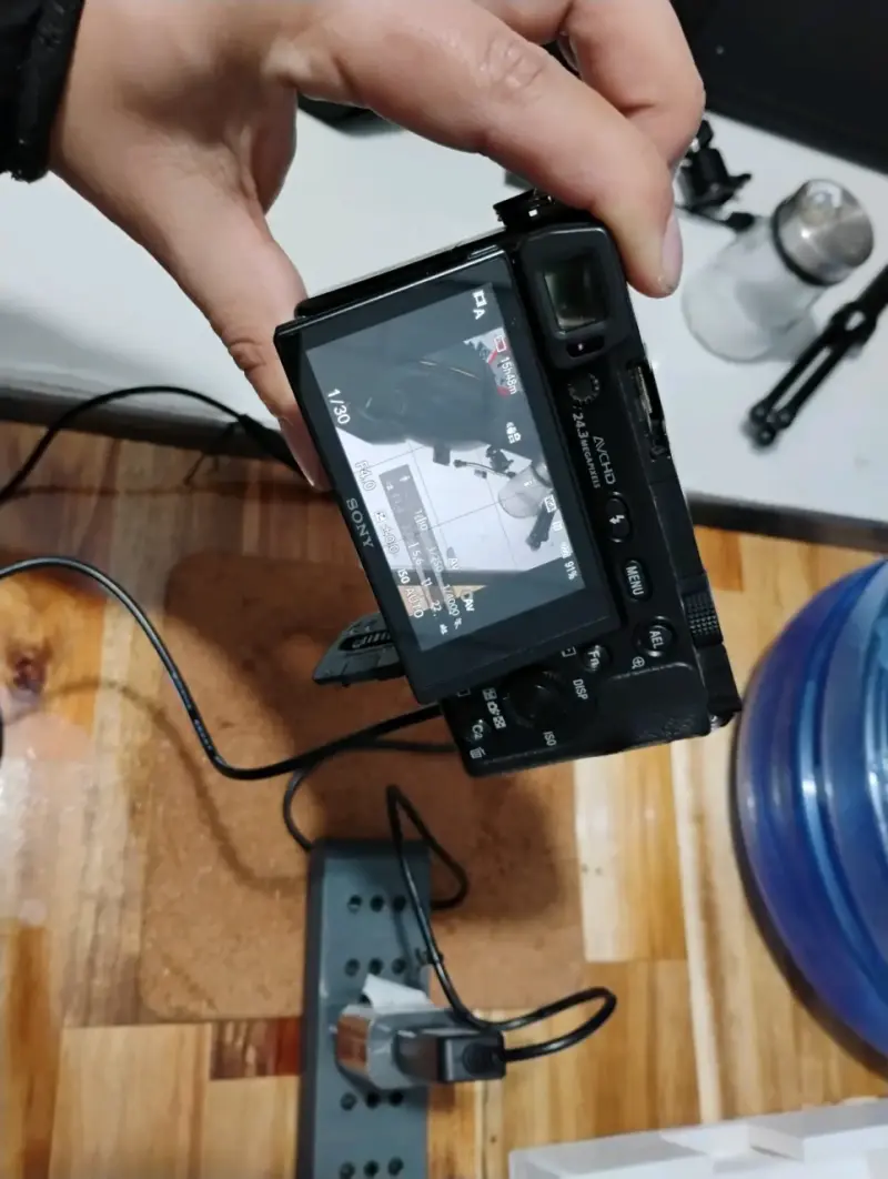 Cámara Sony ILCE-6000L con accesorios - 4