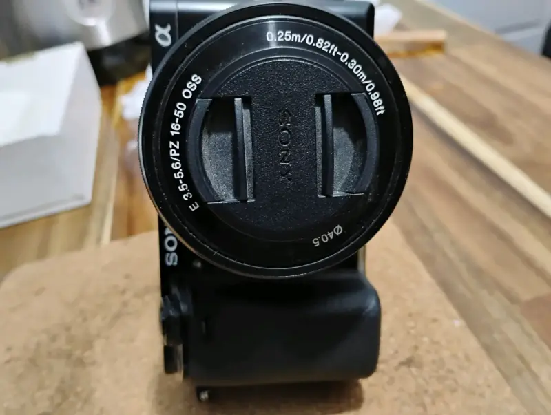 Cámara Sony ILCE-6000L con accesorios - 6