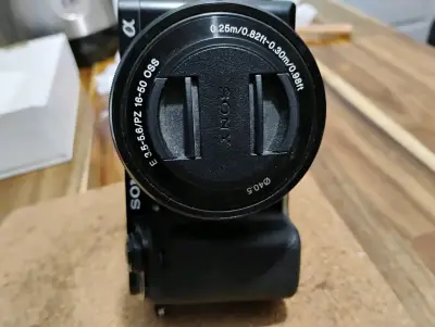 Cámara Sony ILCE-6000L con accesorios - miniatura 6