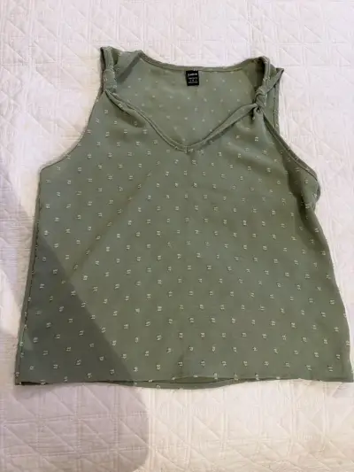 Polera sin mangas verde oliva - miniatura 1