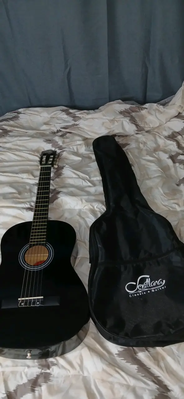 Guitarra clásica negra con funda - 1