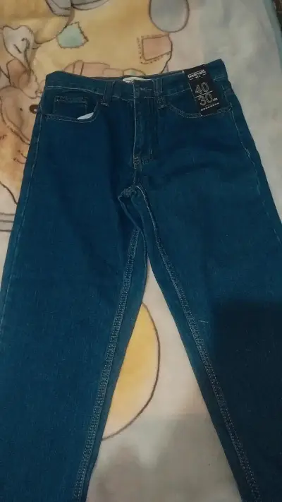 Jeans azules y blusa rosa - miniatura 1