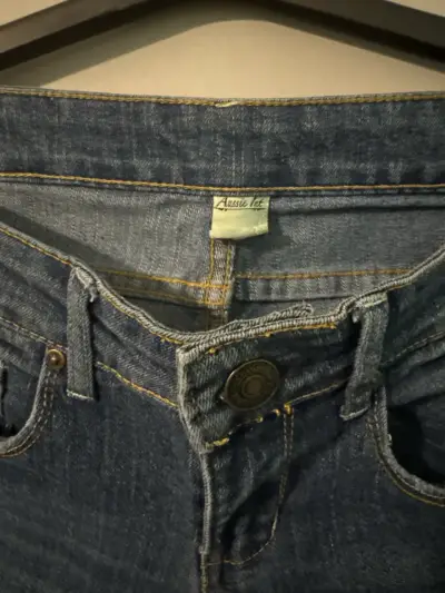 Jeans azules desgastados - miniatura 2