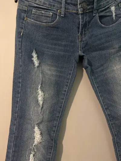 Jeans azules desgastados - miniatura 3