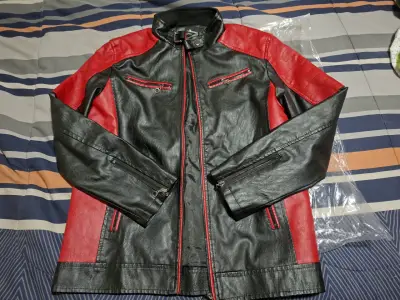 Chaqueta negra y roja de cuero - miniatura 1