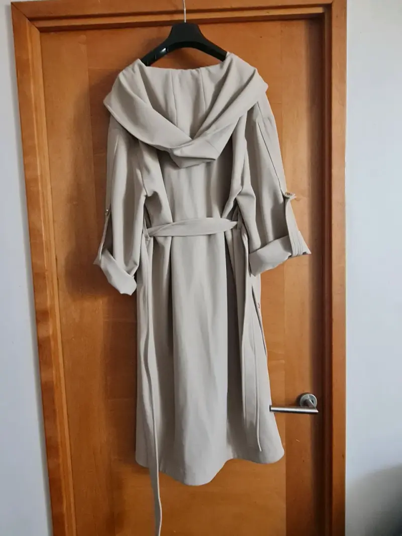 Abrigo gris con capucha - 3