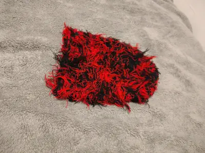 Pasamontañas peludo rojo y negro - miniatura 2