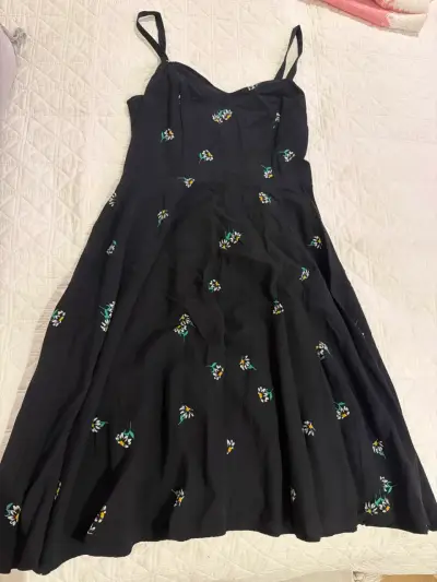 Vestido negro con estampado floral - miniatura 1