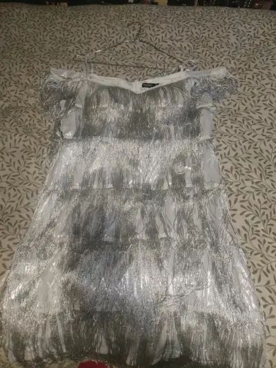 Vestido plateado con flecos - miniatura 1