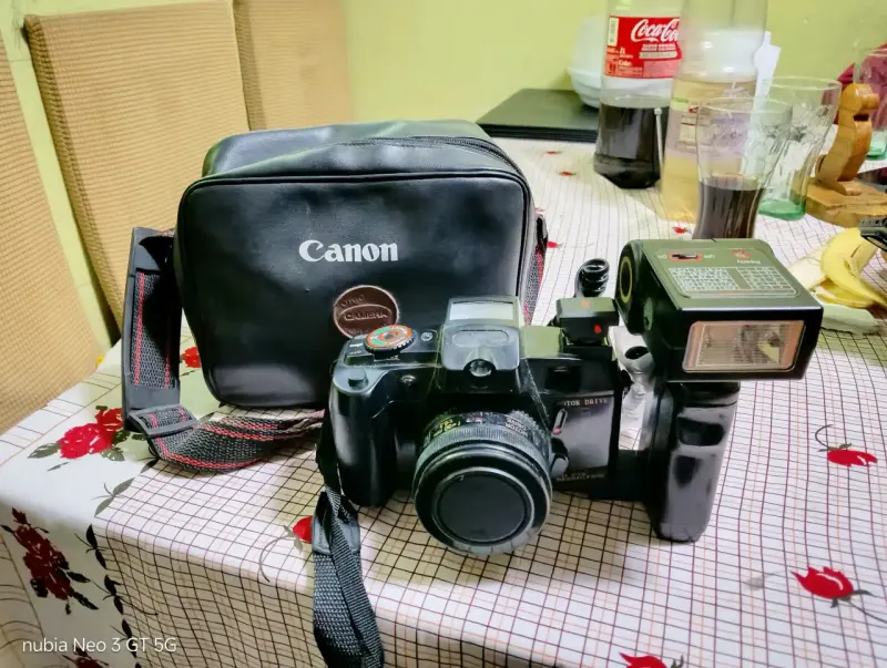 Cámara Canon con flash y estuche - 1