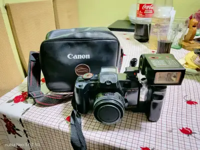Cámara Canon con flash y estuche - miniatura 1
